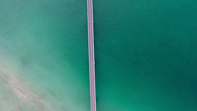 蓝色海洋上空的大桥航拍视频下载