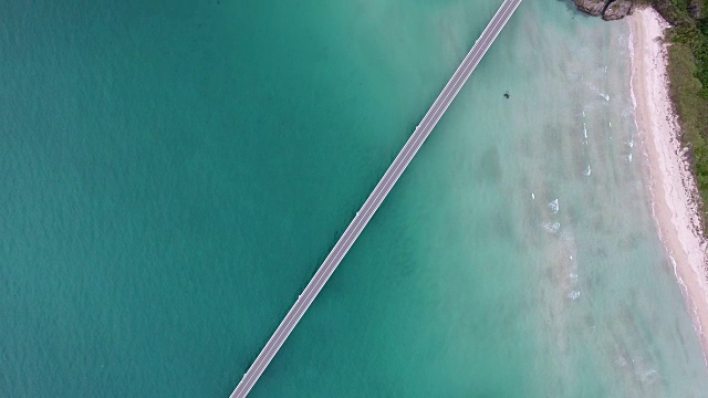对海啸桥和蓝色海洋的航拍视频素材