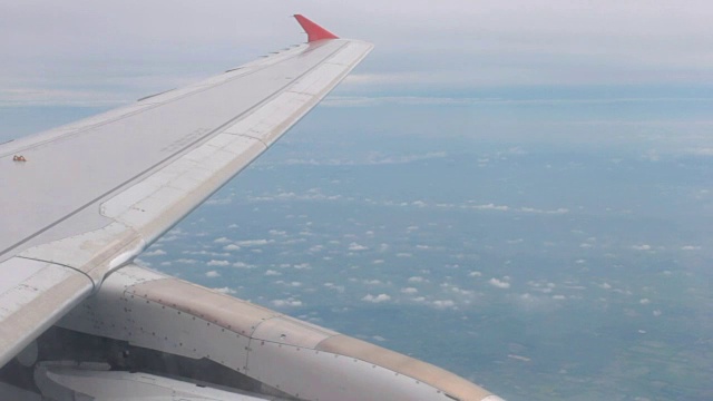 鸟瞰图飞机与景观和云的天空背景视频素材