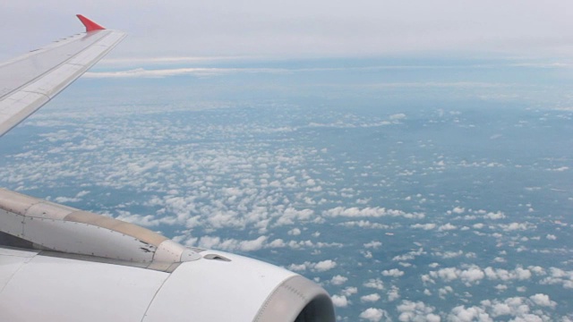 鸟瞰图飞机与云和天空视频素材