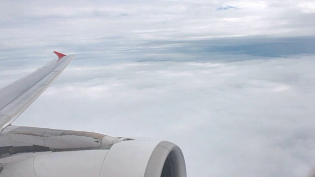 蓝天白云鸟瞰飞机视频素材