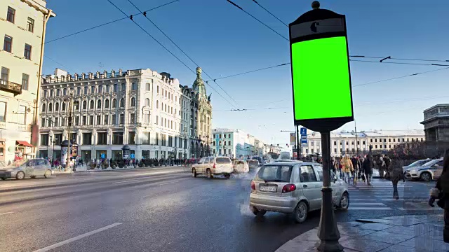 城市街道上的彩色广告牌。间隔拍摄视频下载