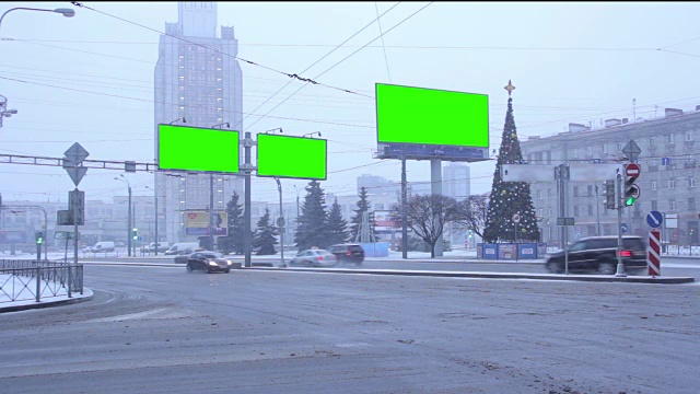 城市街道上的彩色广告牌。间隔拍摄视频素材