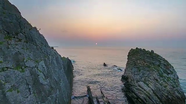 在黑海中飞过有趣的岩层视频下载