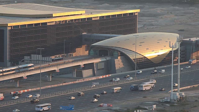 迪拜的高速公路和地铁站视频下载