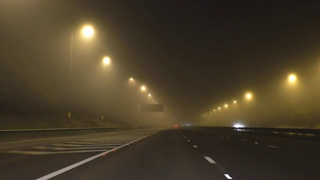 夜晚在薄雾弥漫的高速公路上开车视频素材