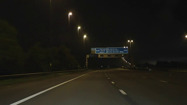 夜间行驶M62高速公路视频素材
