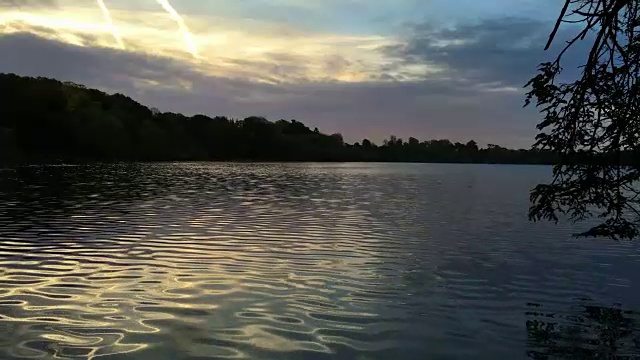 《日落时分的美丽湖视频下载