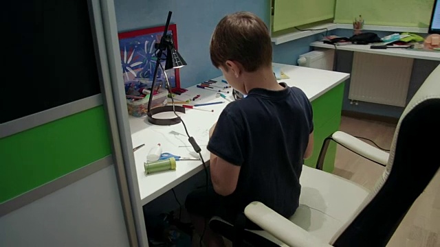 一个小男孩从平板电脑上复制了一幅画视频素材