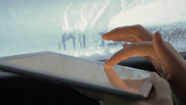 在车里用平板电脑打字的女人视频素材