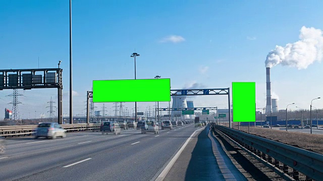 高速公路上的彩色广告牌。间隔拍摄视频素材