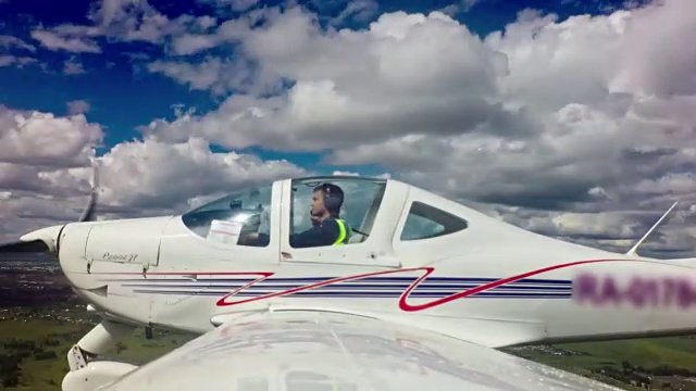 飞行员驾驶飞机视频下载