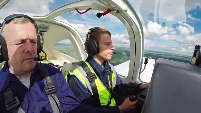 青年学生飞行员导师制实践视频下载