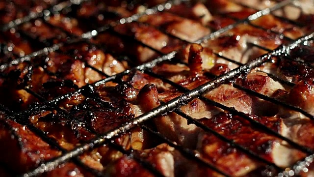 猪肉烧烤。烧烤。烤肉准备食用的烤肉特写镜头视频素材