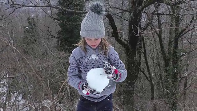 女孩玩雪和扔雪球视频下载