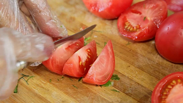 手切西红柿做沙拉视频素材