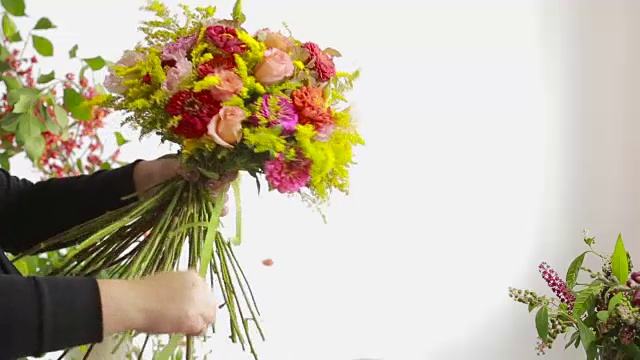 花商准备一束花出售给顾客视频素材