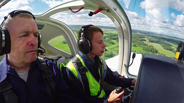 新手飞行员与飞行教练驾驶飞机视频下载