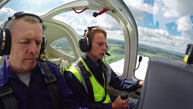 飞行教练指导学生在空中练习视频下载