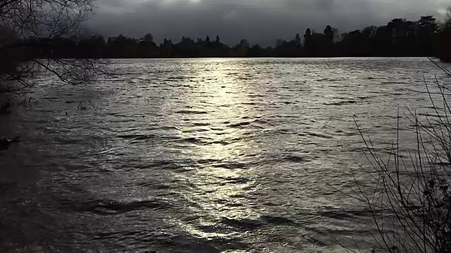 美丽湖上的风暴云视频下载