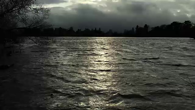 美丽湖上的风暴云视频下载
