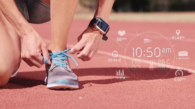 运动员戴着智能手表，同时系鞋带视频素材