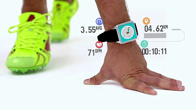 一名腰上戴着智能手表的运动员在起跑线上视频下载
