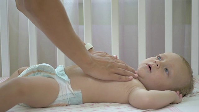 那位妇女给肚子里的婴儿擦药膏。视频下载