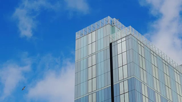 云朵在玻璃摩天大楼上快速奔跑视频素材