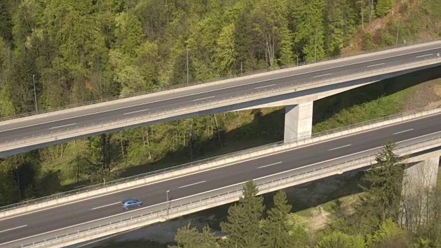 汽车和半卡车在高架桥上行驶并进入隧道视频素材