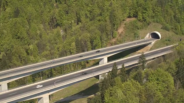 天桥:通往山下隧道的高架桥视频素材