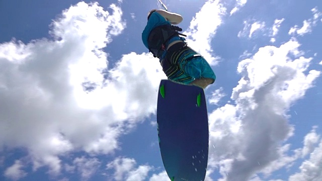 慢镜头:风筝冲浪者跳过镜头，溅起水滴视频下载