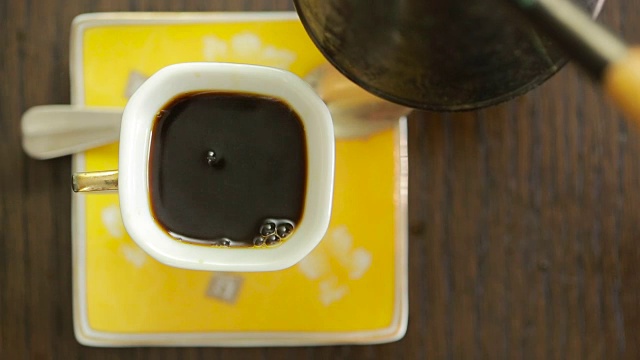 咖啡倒进杯子里。从以上观点。热饮视频素材