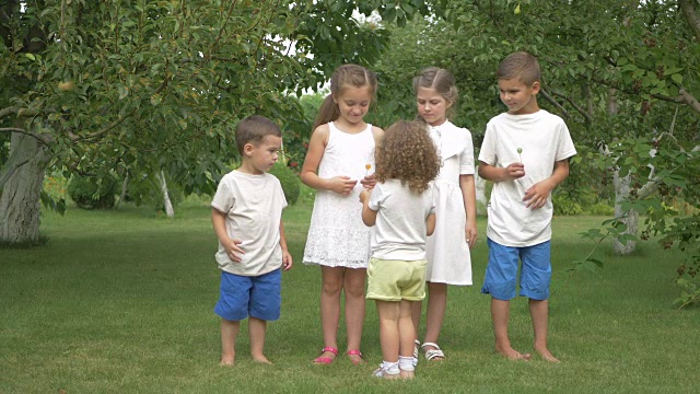 小女孩在花园里给孩子们棒棒糖视频下载