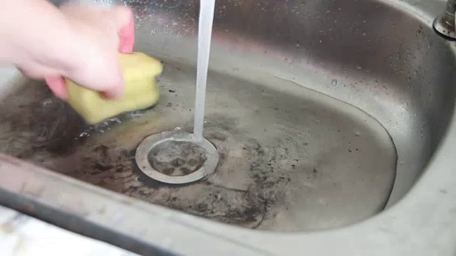 女人用海绵手洗水槽。视频下载