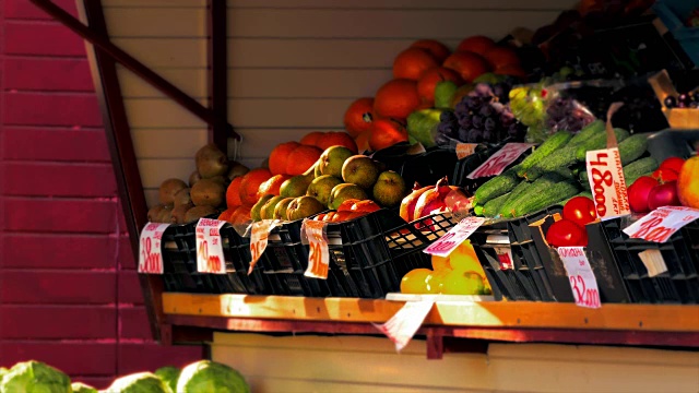 柠檬，西红柿，橙子，石榴，羽衣甘蓝，葡萄与俄罗斯标签展示在户外杂货摊视频下载