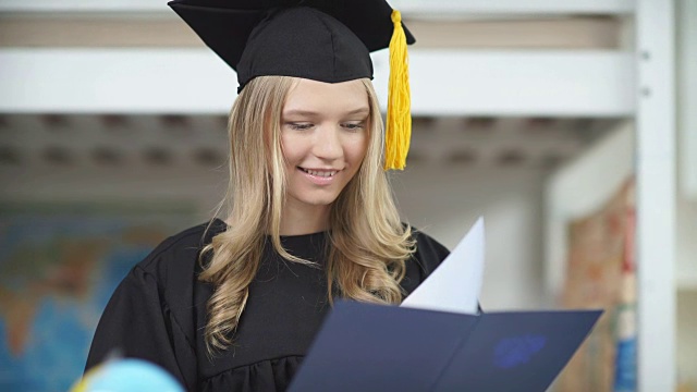 一个拿着高等教育文凭微笑着的毕业生视频下载