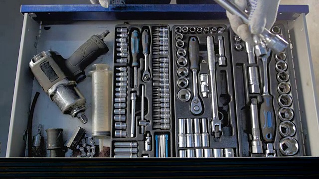 在现代服务站，机械师打开装有不同汽车修理工具的蓝色金属箱视频下载