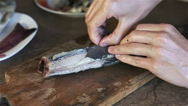厨师把鱼肉去皮做成沙拉视频素材