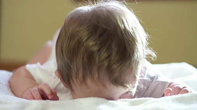 快乐的婴儿新生儿微笑的肖像慢动作视频下载