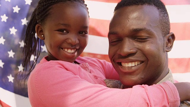 一个美国士兵正在拥抱他的女儿视频下载