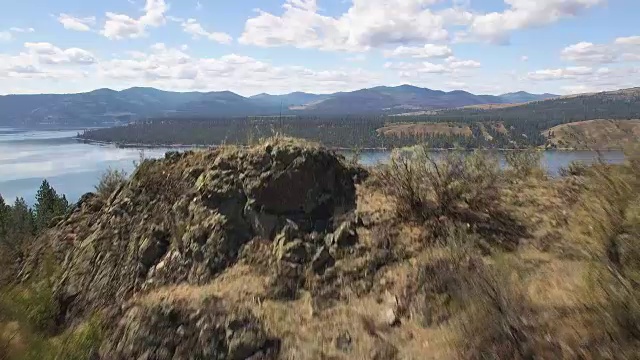 在阳光明媚的一天，史诗般的空中飞过悬崖，揭露罗斯福湖华盛顿视频下载