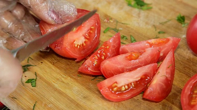 手切西红柿做沙拉视频素材
