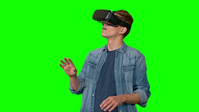 热爱虚拟现实头盔的年轻人视频下载