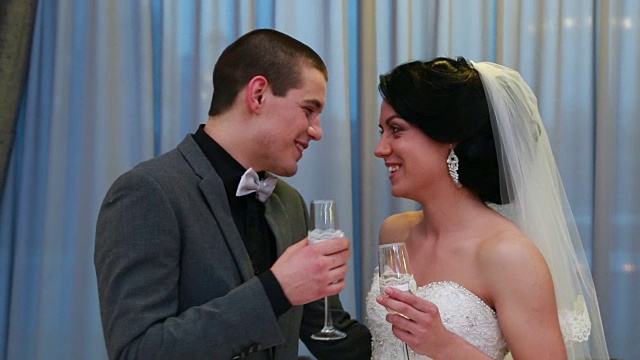 新婚夫妇在婚宴上喝香槟视频下载