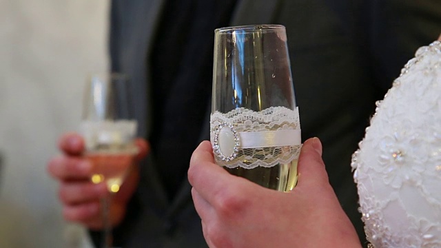 在婚宴上用香槟祝酒庆祝视频下载