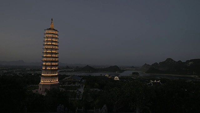越南白定寺，夜间灯火通明视频素材