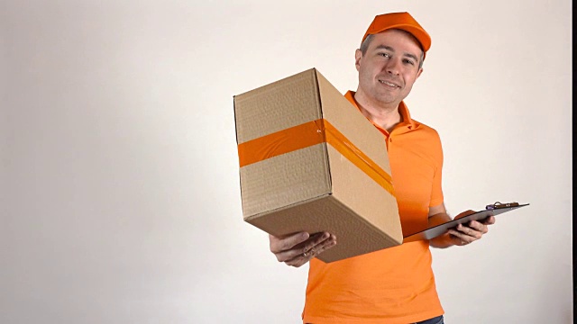 穿着橙色制服的帅气快递员正在送包裹。FullHD,孤立视频下载