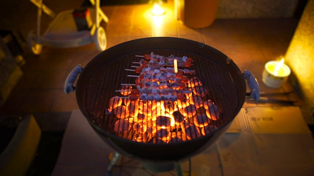 木炭烧烤烧烤与鱼串烹饪在烧烤在晚上视频下载