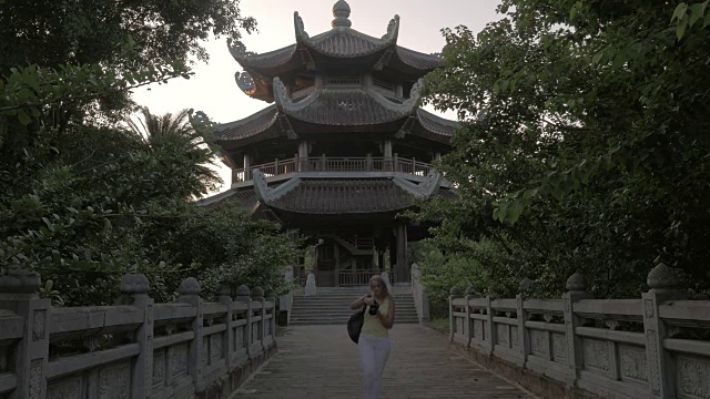 在越南白定寺地区，一名妇女正在进行旅游散步视频素材